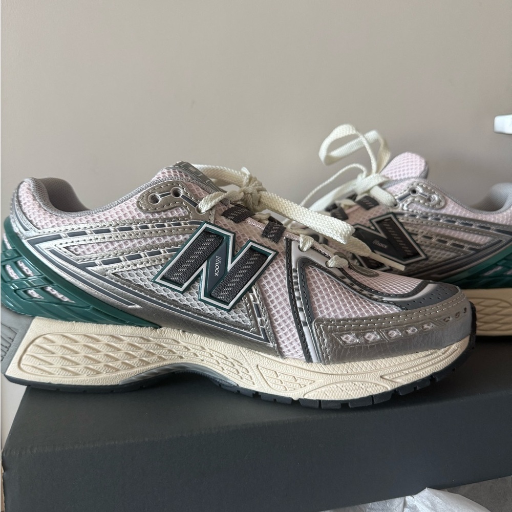 New Balance 1906R ‘PINK SILVER NEW SPRUCE” size 5